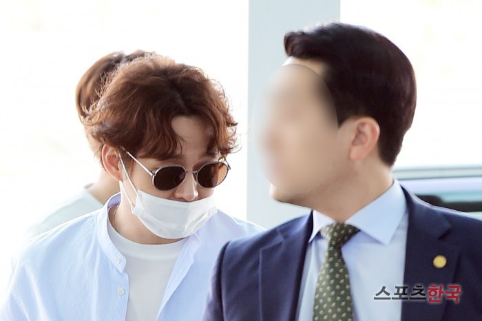 Lần đầu lộ diện hậu chia tay hôn thê gia thế khủng, Yoochun bị mỉa mai: Chắc cả đời không dám mặc áo ngắn tay